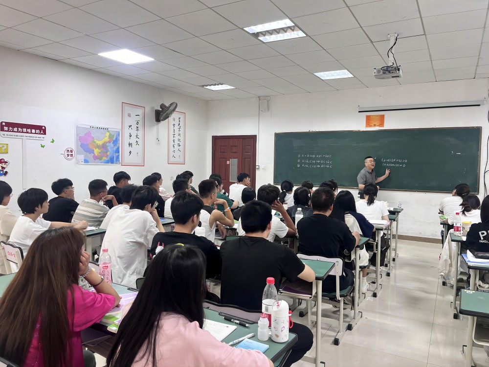 2025屆成都融創(chuàng)四川單招學員在認真上課